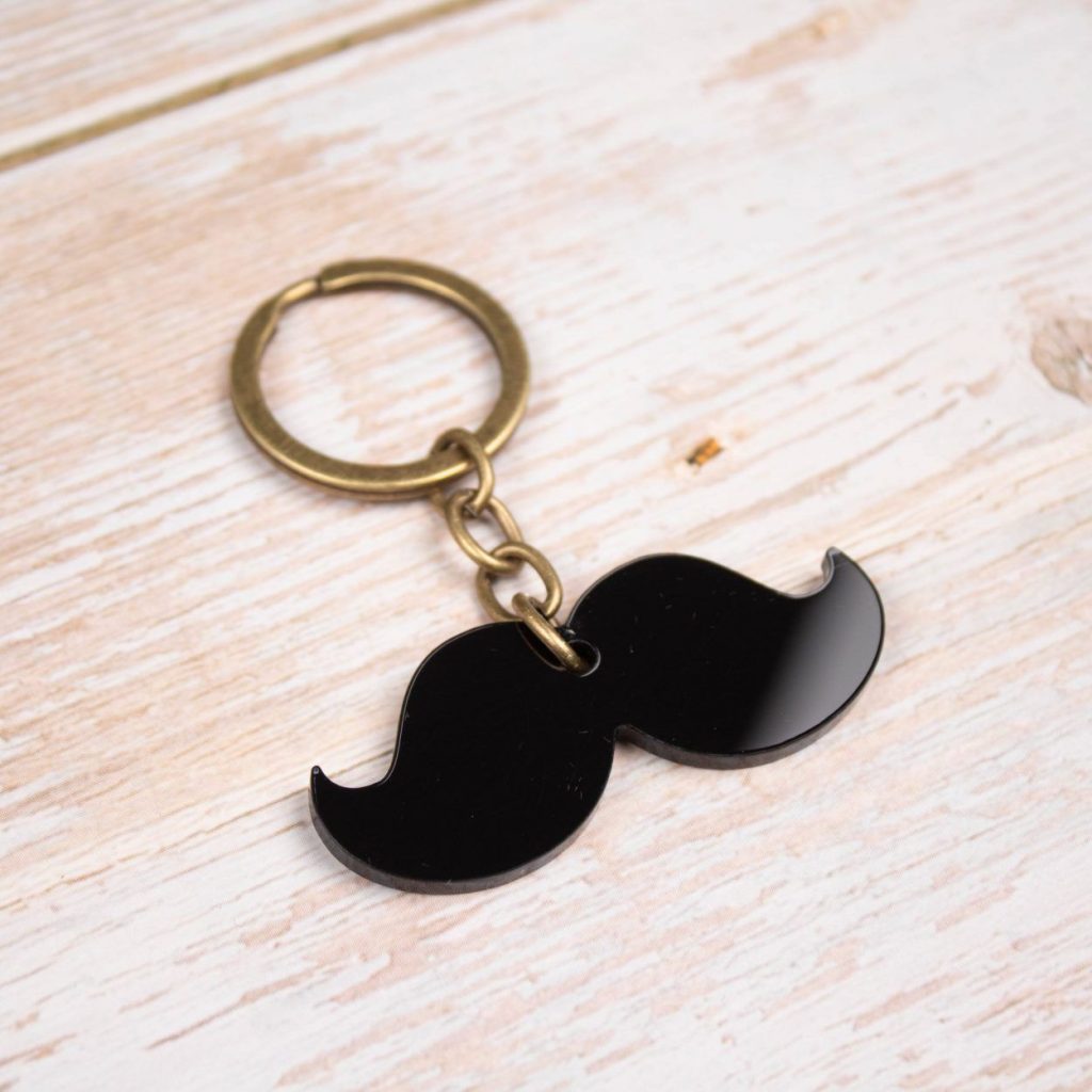 LLavero Bigote